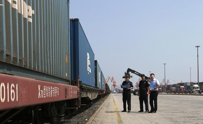 陜西貨物進(jìn)出口新篇章 陸海聯(lián)動、海鐵直運首班出口汽車專列抵青發(fā)運